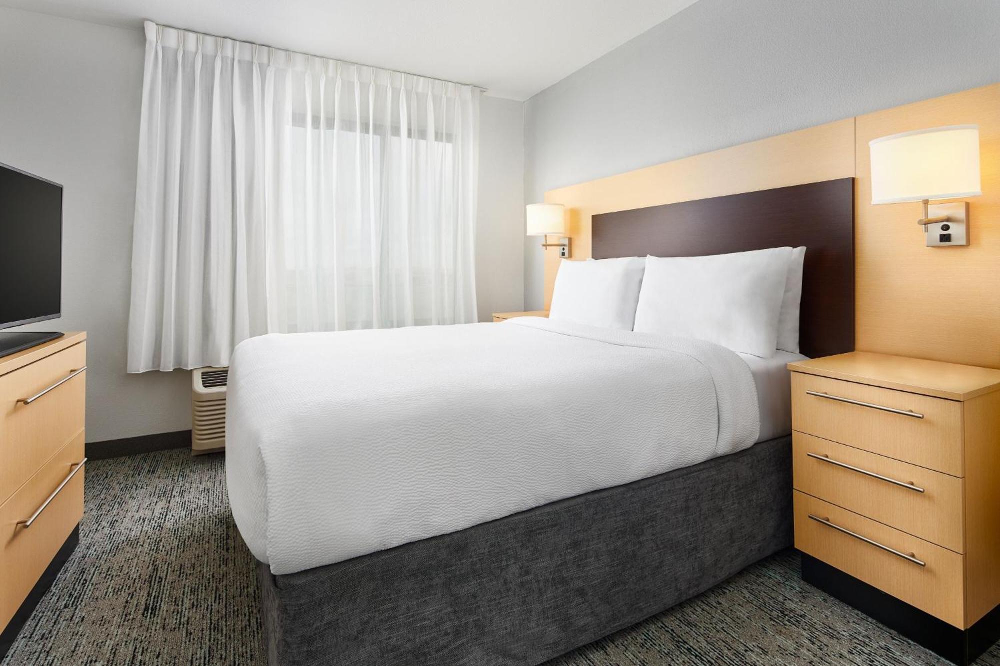 1 Bedroom Suite 1 Queen Sofa bed,1592906948:JPEG